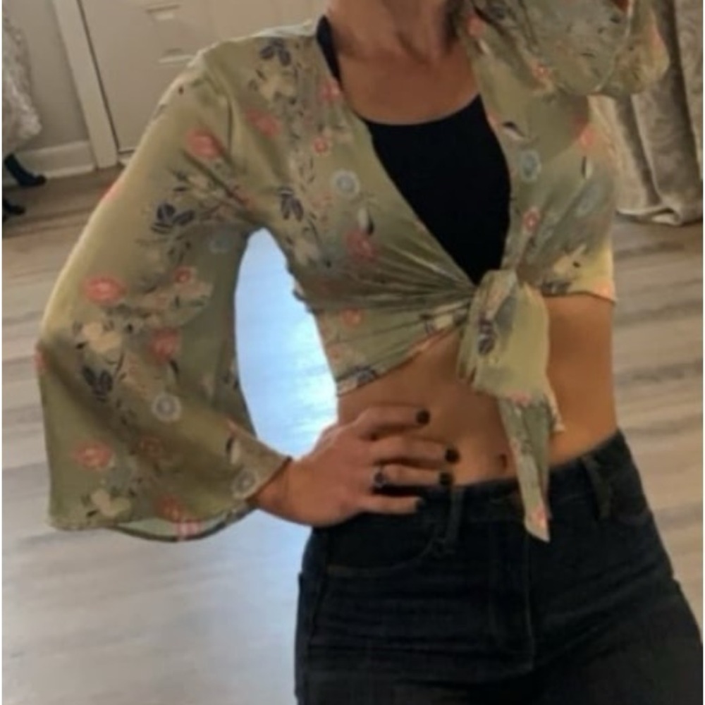 Cute lightweight tie in front crop top by FORE in excellent condition